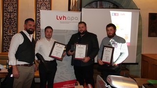 News Vier Männer bei Urkundenübergabe von LVH APA in einem Veranstaltungsraum