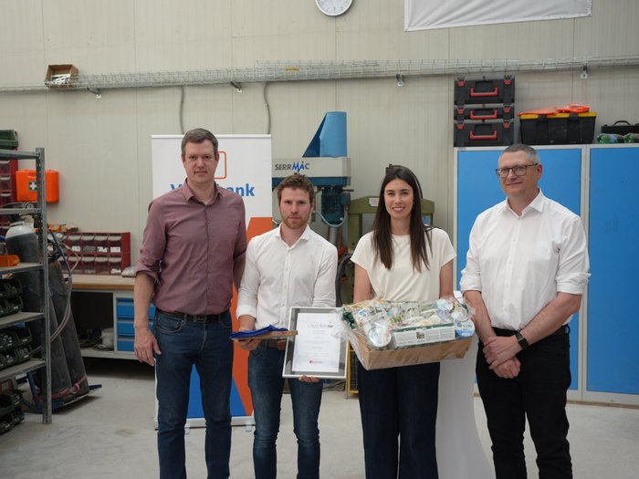 Premiati i giovani artigiani dell'anno Quattro persone in officina con certificato e cesta regalo