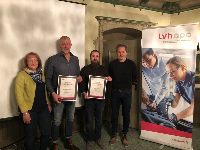 Ehrungen und Resilienz im Handwerk Vier Personen mit Urkunden bei lvh apa Verleihung