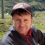 Burggrafenamt Porträt eines Mannes mit Adidas-Cap in bergiger Landschaft