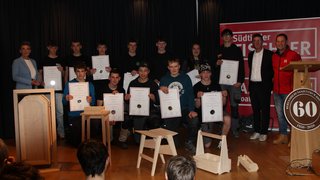 News Jugendliche mit Urkunden und Holzarbeiten bei einer Auszeichnungsfeier