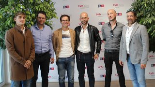 News Sechs Männer stehen vor einer LVH APA-Fotowand mit Pflanzen daneben