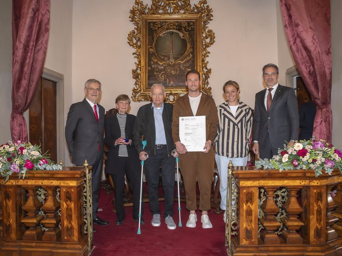 Südtiroler Wirtschaftspreis: Viel Ehre für das Handwerk Gruppenbild von sechs Personen in einem geschmückten Raum, eine hält eine Urkunde