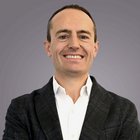 Consulenza fiscale, contabilità e calcolo della busta paga Ritratto di uomo sorridente con camicia bianca e giacca scura su sfondo grigio