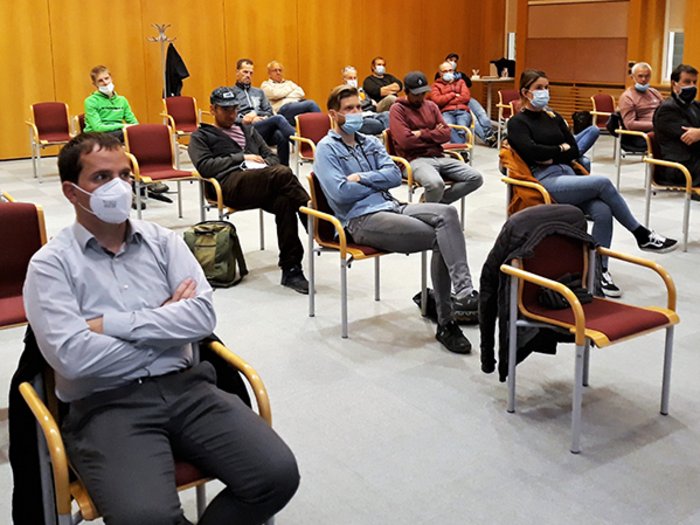 lvh-Sportgerätetechniker rüsten sich für Skisaison Personen mit Masken sitzen mit Abstand in einem Seminarraum