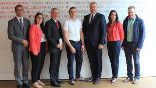 News Sieben Personen posieren stehend vor dem Handelskammer Bozen Hintergrund