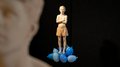 La 31^ Fiera d’Arte UNIKA apre le porte a Ortisei Scultura di un ragazzo in pantaloncini su palloncini blu con sfondo nero
