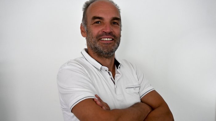Südtirols Frachtbetriebe als Melkkuh Nordtirols Uomo sorridente con barba e polo bianca davanti a muro bianco