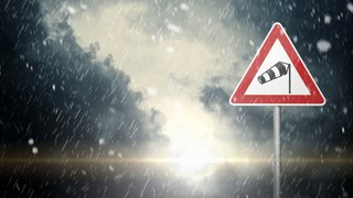 News Verkehrsschild warnt vor starkem Wind bei regnerischem, stürmischem Wetter