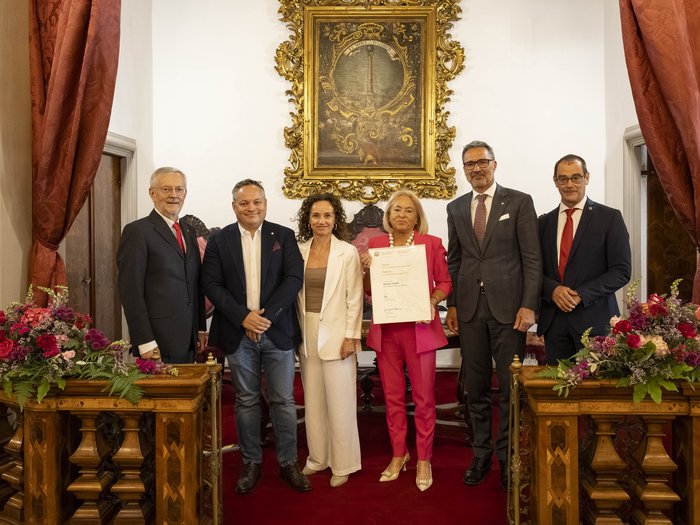 Premio Economia 2026: premiate 8 aziende associate lvh.apa Gruppo di sei persone in abiti formali posa in stanza elegante con certificato