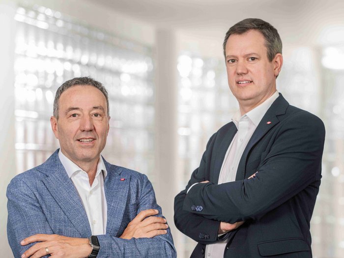 Novità in materia di appalti pubblici: opportunità per le imprese artigiane dell'Alto Adige Due uomini in giacca con le braccia incrociate davanti a sfondo chiaro