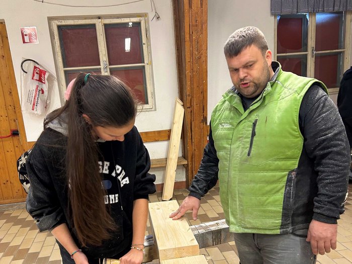 JHW-Wipptal Frau und Mann arbeiten gemeinsam an Holzprojekt in Innenraum