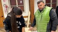 JHW-Wipptal Frau und Mann arbeiten gemeinsam an Holzprojekt in Innenraum