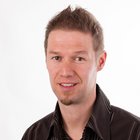 Scultori d'ornamento Ritratto di un uomo con capelli corti acconciati e camicia a righe su sfondo bianco