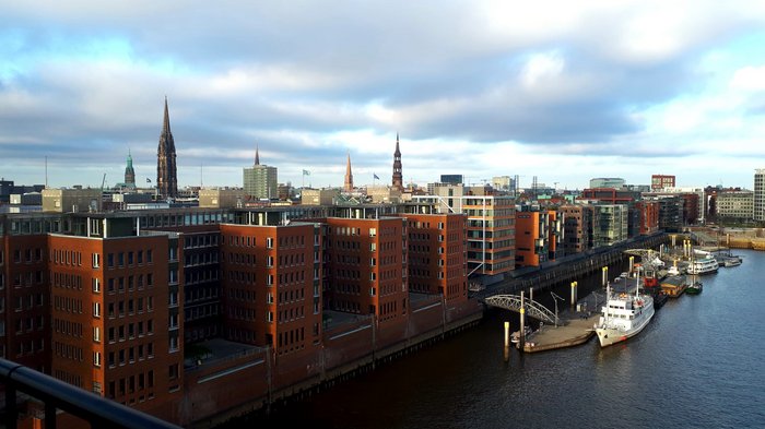 Die Althandwerker besuchen Hamburg Blick auf Hamburgs Speicherstadt mit Hafen und Backsteingebäuden an der Elbe