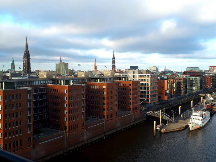 Die Althandwerker besuchen Hamburg Blick auf Hamburgs Speicherstadt mit Hafen und Backsteingebäuden an der Elbe