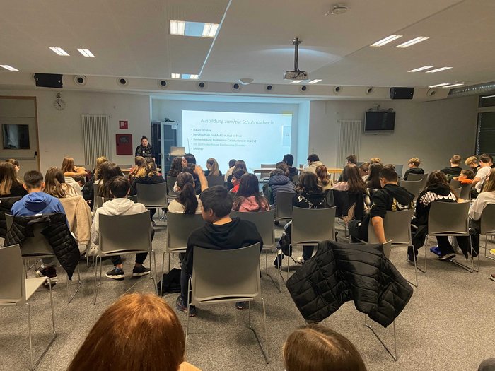 Scuola media di Chiusa: lavori da sogno nei settori dell'artigianato, dell'ospitalità e dei servizi presentati agli studenti Classe scolastica ascolta una presentazione sulla formazione dei calzolai in aula.