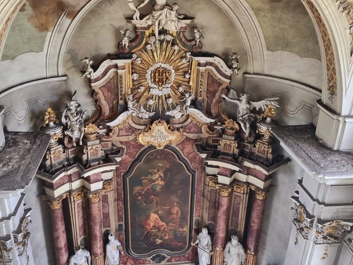 Stuckarbeiten und Fresken in der Pfarrkirche von Toblach Barocke Kirchenwand mit Statuen, Malerei und goldenen Verzierungen