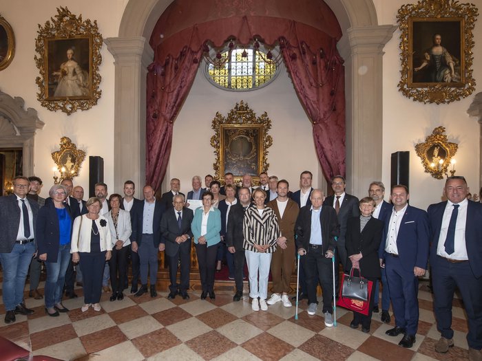 Südtiroler Wirtschaftspreis: Viel Ehre für das Handwerk Gruppenfoto von Menschen in einem prunkvollen Raum mit Gemälden und rotem Vorhang