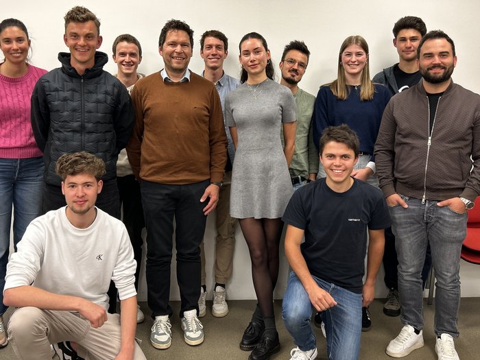 Una ventata di aria fresca per l'artigianato: Via ai Giovani Artigiani della Bassa Pusteria/Val Badia Gruppo di dodici giovani adulti sorridenti davanti a parete bianca