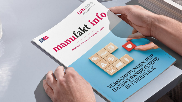 Versicherungen für Handwerksbetriebe im Überblick Person hält Magazin manufakt info über Versicherungen für Handwerksbetriebe