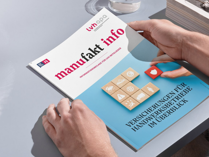 Assicurazioni per imprese artigiane: una panoramica Persona tiene rivista manufakt info su assicurazioni per aziende artigiane