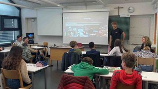 News Schüler sitzen in einem Klassenzimmer und hören einem Vortrag zu