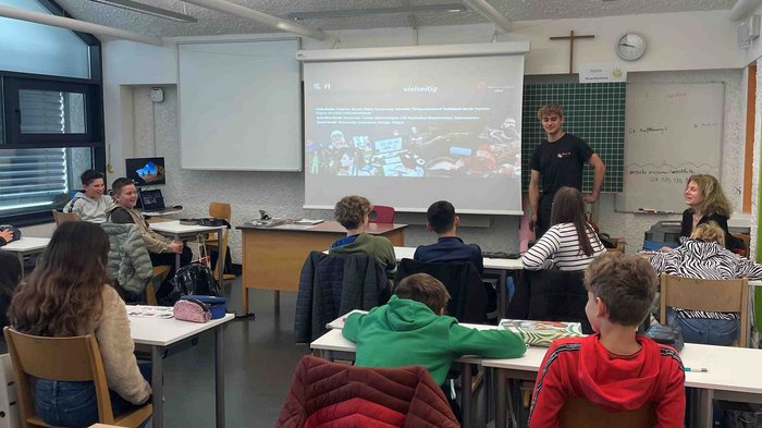 Eintauchen in die Welt der Berufe in Tramin Schüler sitzen in einem Klassenzimmer und hören einem Vortrag zu