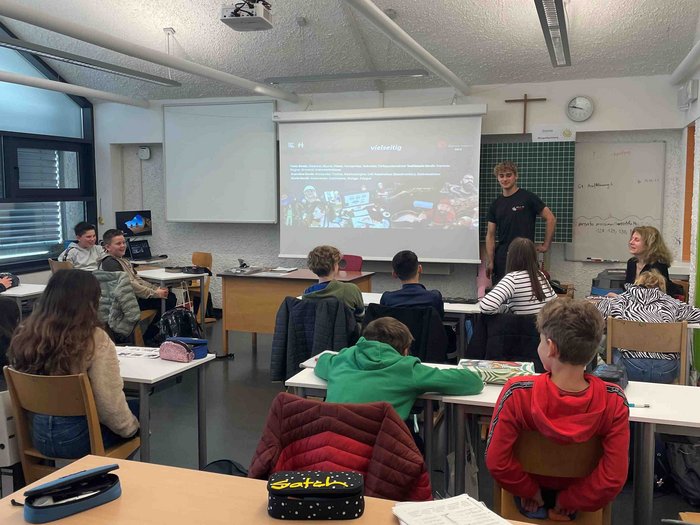 Eintauchen in die Welt der Berufe in Tramin Schüler sitzen in einem Klassenzimmer und hören einem Vortrag zu