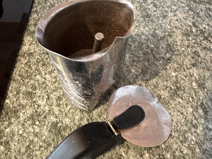 Esplosione in cucina: "È stata la moka" Caffettiera metallica aperta con manico nero su piano di lavoro grigio