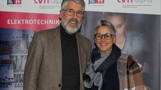 News Zwei Personen vor einem Werbebanner für Elektrotechnik und Handwerksverband