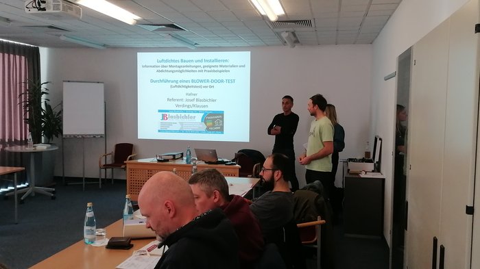 Aktivitäten der Hafner/innen im lvh Menschen bei einer Schulung zum Thema Blower-Door-Test in einem Konferenzraum