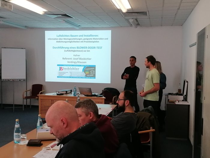 Aktivitäten der Hafner/innen im lvh Menschen bei einer Schulung zum Thema Blower-Door-Test in einem Konferenzraum