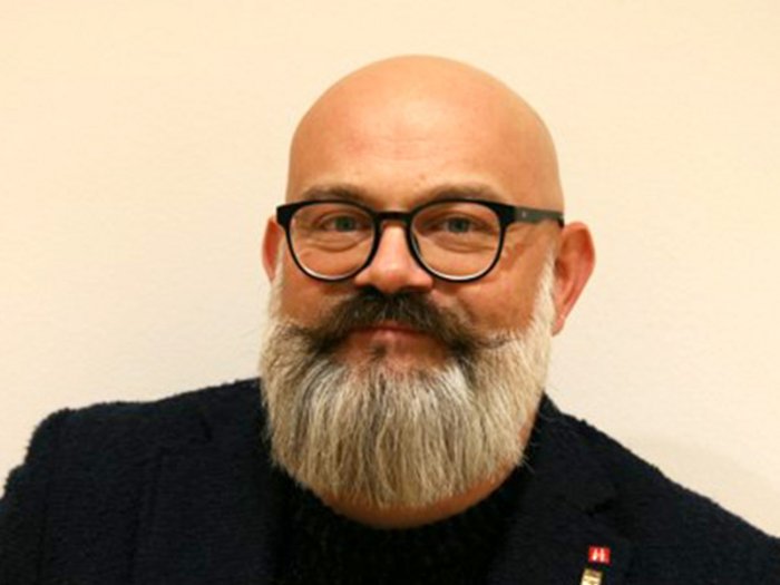 Raumordnungsgesetz: „Jetzt müssen wir uns einbringen“ Porträt eines lächelnden Mannes mit Brille und grauem Bart vor neutralem Hintergrund