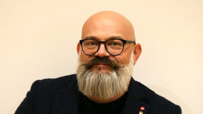 Raumordnungsgesetz: „Jetzt müssen wir uns einbringen“ Porträt eines lächelnden Mannes mit Brille und grauem Bart vor neutralem Hintergrund