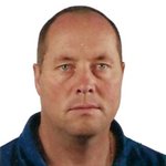 Bozen Land Porträt eines Mannes mit blauem Hemd vor weißem Hintergrund