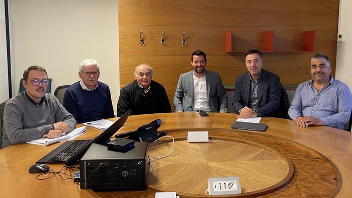 Konstruktiver Dialog: Baugruppe, Architektenkammer Bozen und archacademy erörtern Schlüsselthemen der Branche Sechs Männer in einem Konferenzraum an einem runden Holztisch sitzen