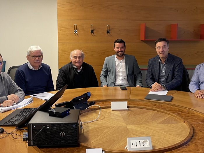 Fairer Wettbewerb im Mietwagengewerbe: lvh im Austausch mit dem Gemeindenverband Sechs Männer in einem Konferenzraum an einem runden Holztisch sitzen