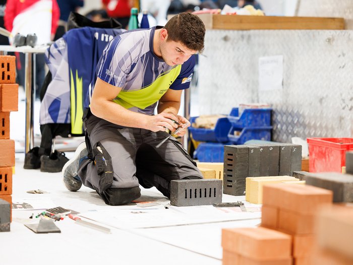 WorldSkills 2022: il Team Italy chiude con una Medallion for Excellence Operaio misura mattoni durante lavori di costruzione e pianificazione