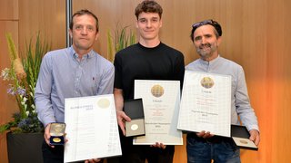 Die Preisträger Manfred Spiess, Emil Tammerle und Reinhold Stoll © IHM - Astrid Schmidhuber Drei Männer halten Urkunden und Medaillen bei einer Auszeichnung