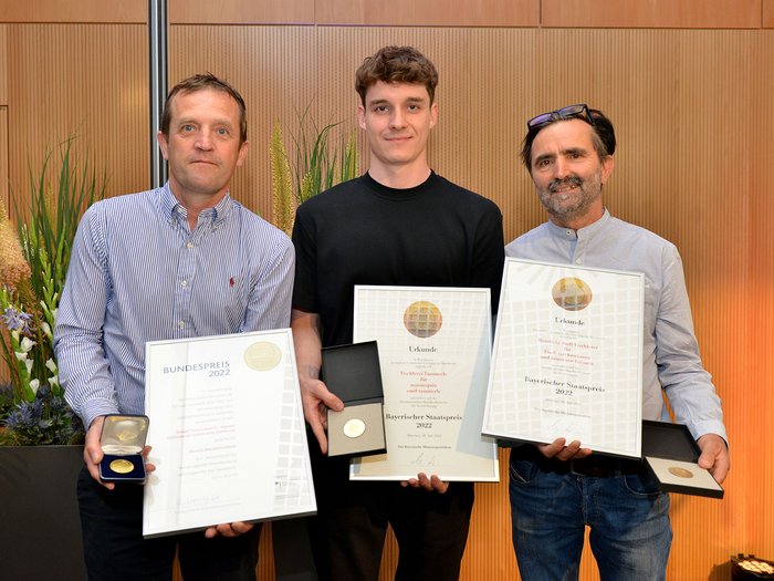 Die Preisträger Manfred Spiess, Emil Tammerle und Reinhold Stoll © IHM - Astrid Schmidhuber Drei Männer halten Urkunden und Medaillen bei einer Auszeichnung