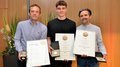 Die Preisträger Manfred Spiess, Emil Tammerle und Reinhold Stoll © IHM - Astrid Schmidhuber Drei Männer halten Urkunden und Medaillen bei einer Auszeichnung