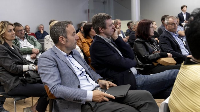 Südtiroler Meisterbund: neuer Rat der Meister gewählt Menschen in einem Konferenzraum hören einer Präsentation aufmerksam zu