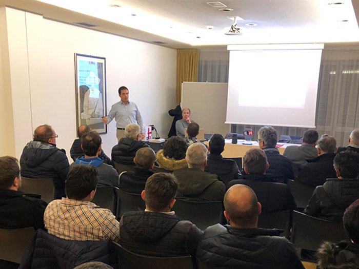 Datenschutz auch im Handwerk großes Thema Vortrag in einem Raum mit mehreren Personen, die einem sprechenden Mann zuhören