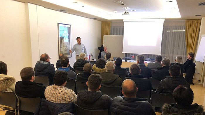 Datenschutz auch im Handwerk großes Thema Vortrag in einem Raum mit mehreren Personen, die einem sprechenden Mann zuhören