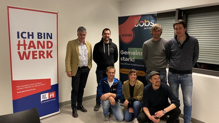 Handwerk quo vadis? Sieben Personen neben zwei Roll-up-Bannern mit Aufschriften zu Handwerk und Jobs