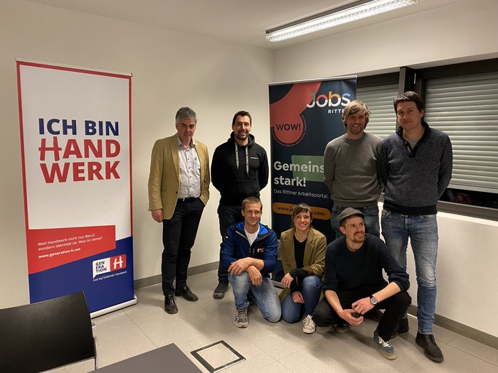 Artigianato, quo vadis? Sette persone accanto a due roll-up con scritte su artigianato e lavoro