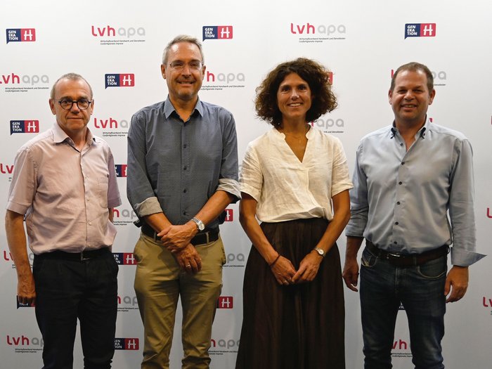 Neue Obfrau trifft Dieter Steger Vier Personen stehen vor einer Wand mit LVH APA Logos