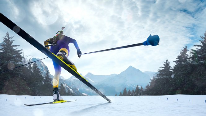 Home Sciatore di fondo con abbigliamento giallo e blu su pista innevata con montagne sullo sfondo