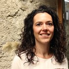 Frauen im Handwerk Lächelnde Frau vor rauer Steinwand